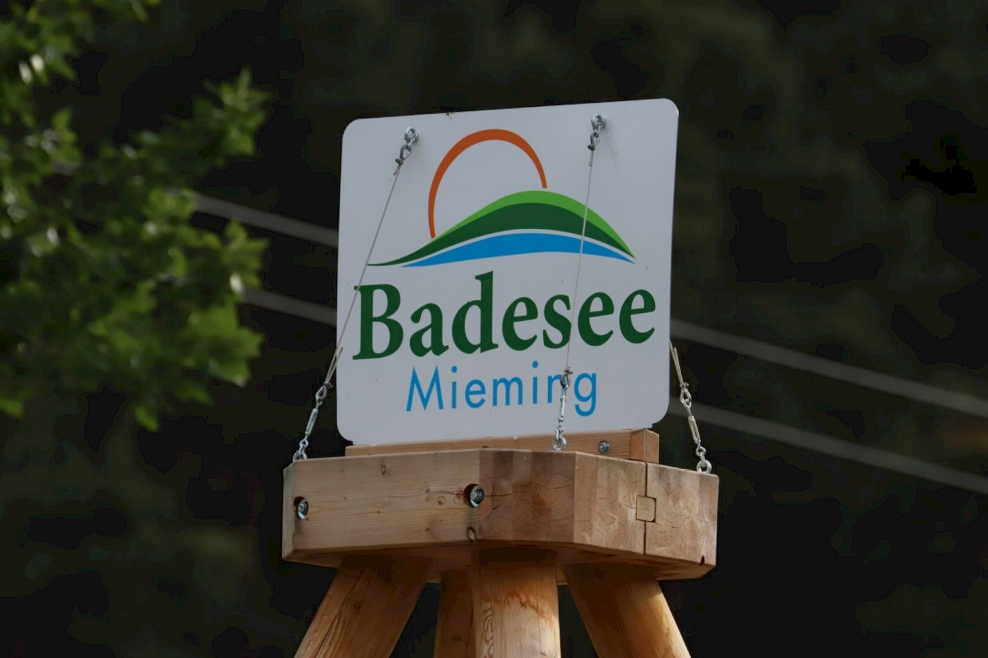 Gut sichtbar – das BadeseeMieming-Logo. Foto: Knut Kuc